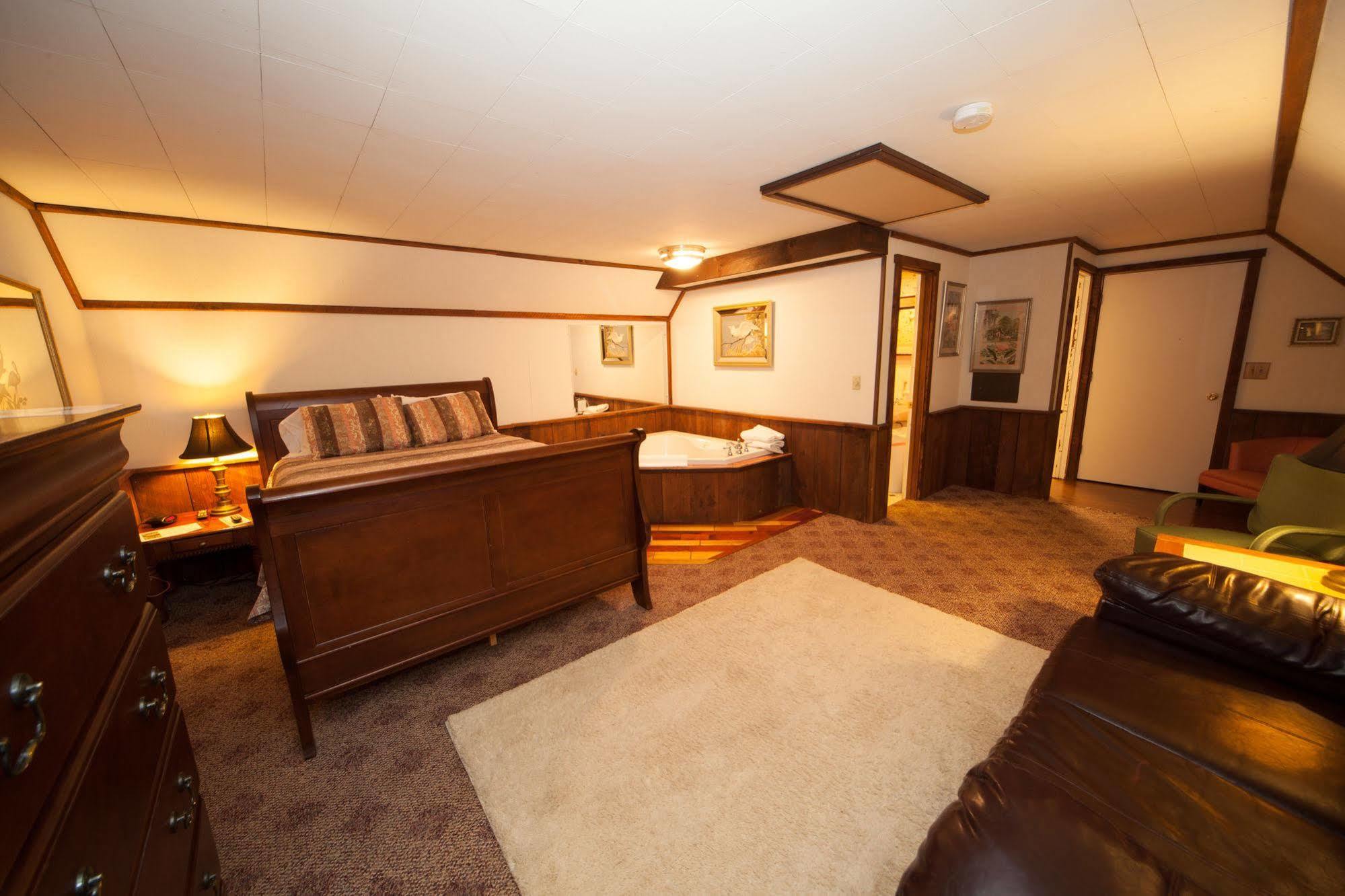 Log Cabin Lodge & Suites Jones Mills Exterior photo